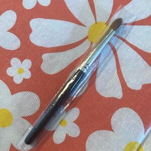 laura mercier corner eye-color shadow brush - never used